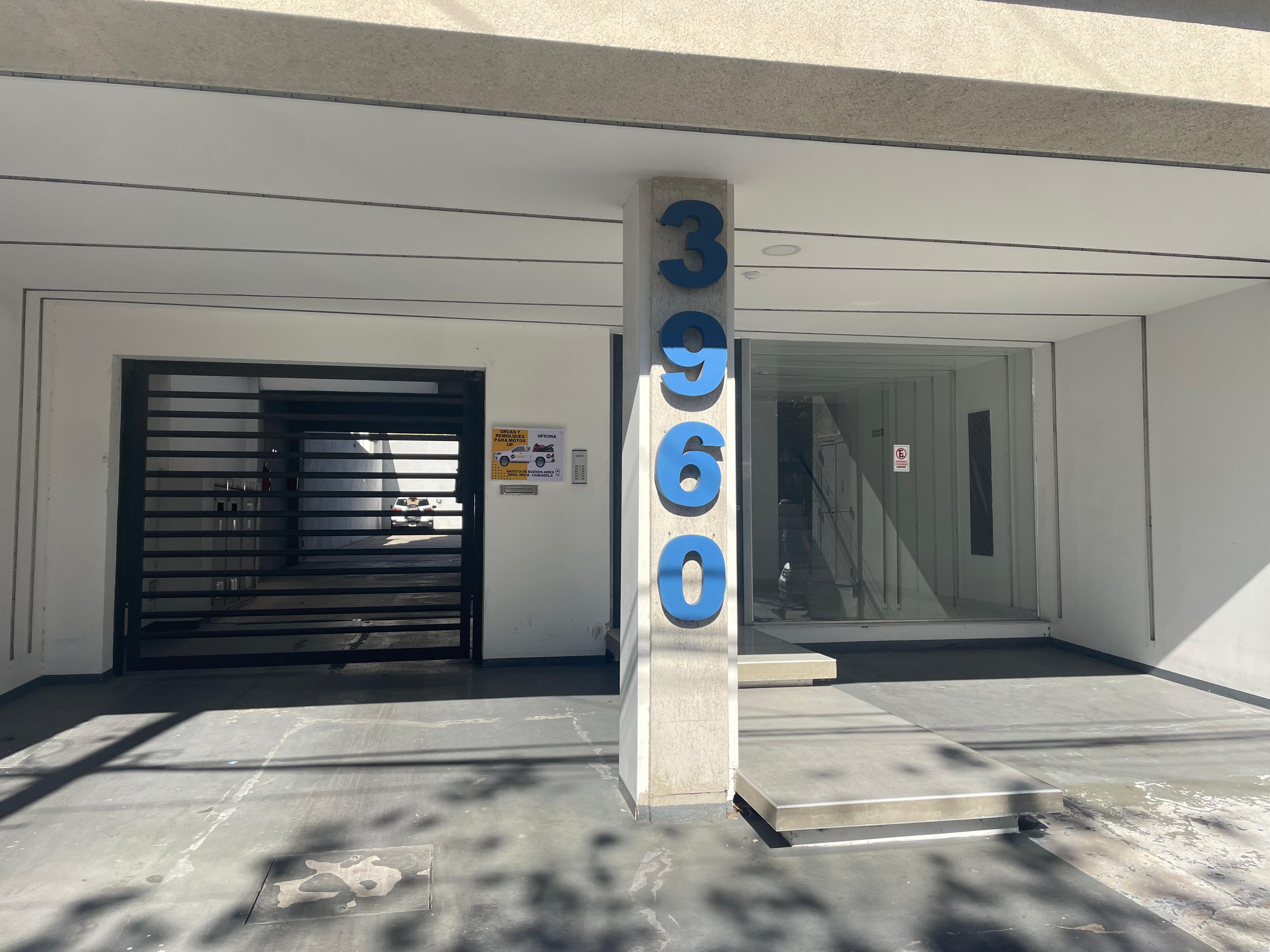 Camioneta grúa en la puerta